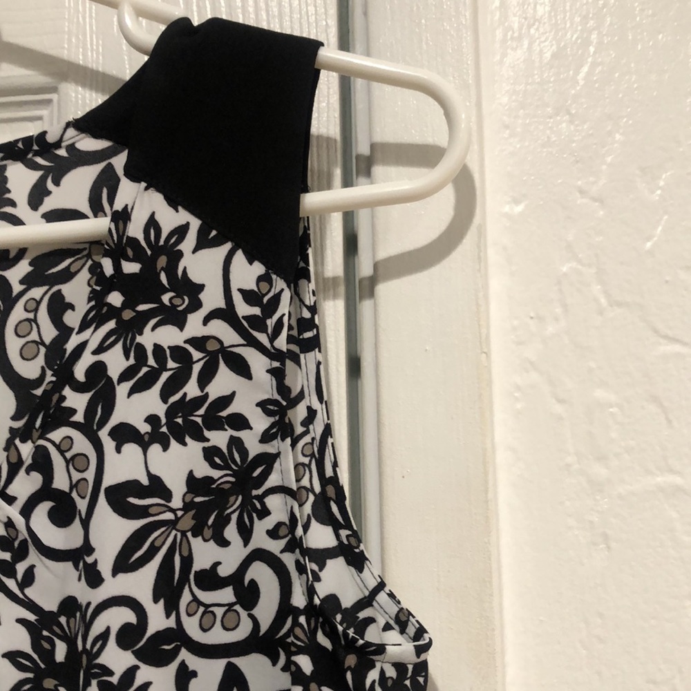 THE LOFT (EUC) Sleeveless Blouse Black&White Floral Design. Comfortable! Size SP - Picture 4 of 10